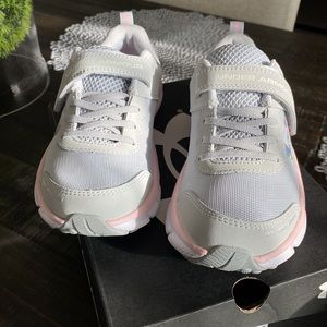 🦋 New! Girl’s Under Armour Sneakers Size 2Y